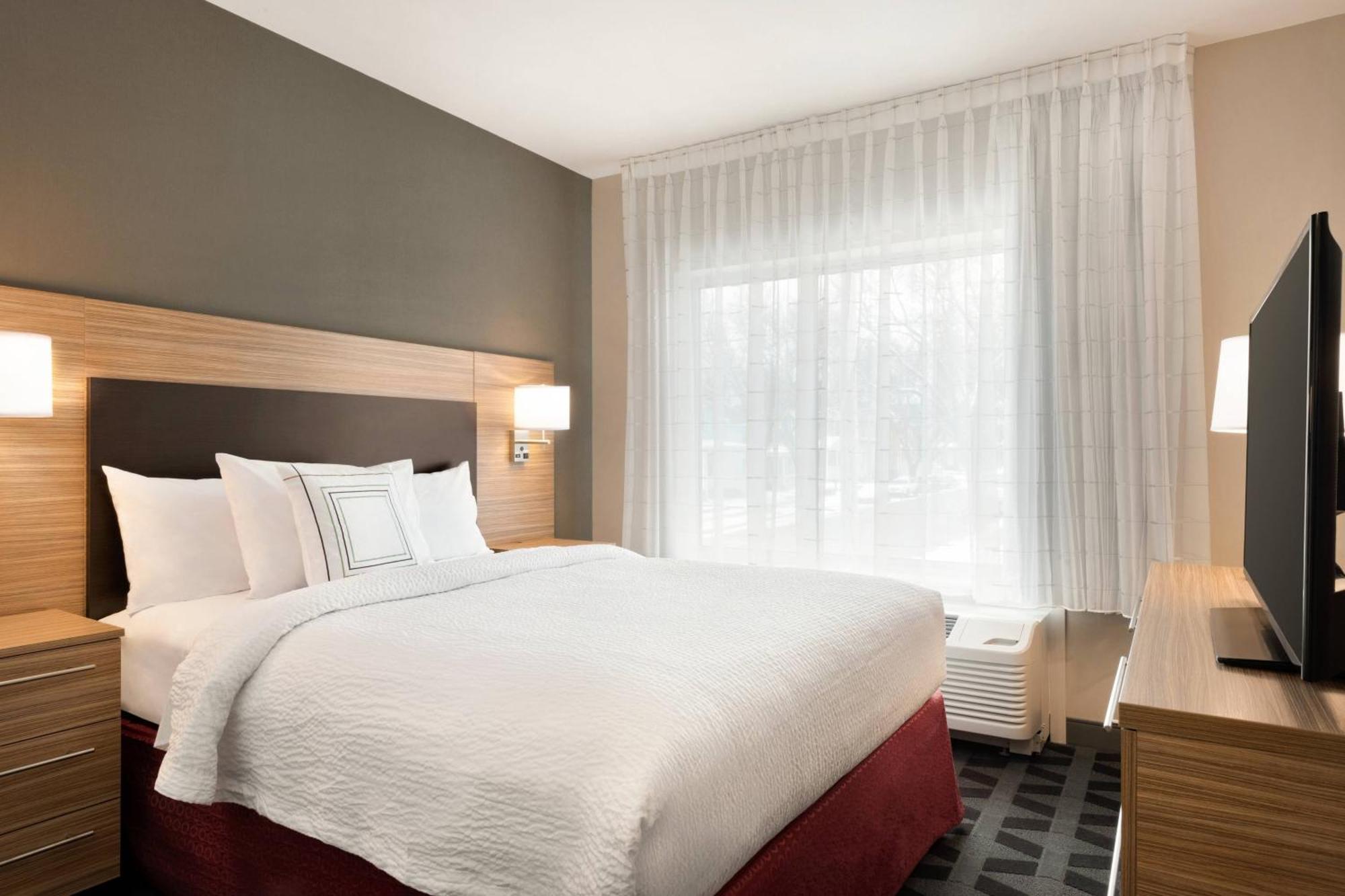 Towneplace Suites By Marriott Dubuque Downtown Exterior foto